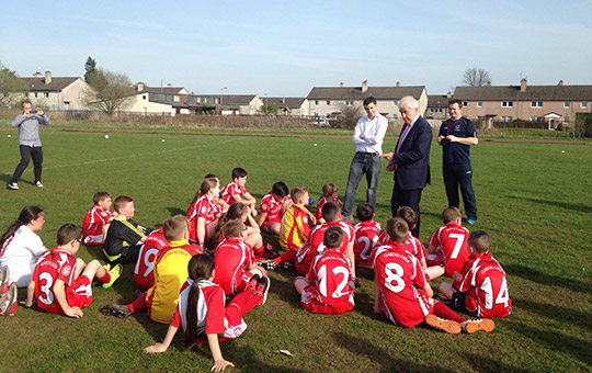 Minister Deenihan speaks with Glasgow Gaels players