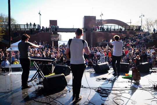 Seo Linn took to the stage at Wagner Park as part of the ‘Welcoming Ireland!’ cultural programme