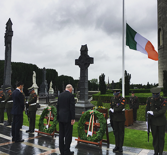 Minister Charlie Flanagan and Niall Casement lay wreaths at Glasnevin Cemetery (Courtesy: Glasnevin Trust)