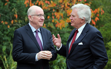 Pléann an tAire Flanagan agus an Seanadóir Hart Cainteanna Uile Pháirtí Thuaisceart Éireann