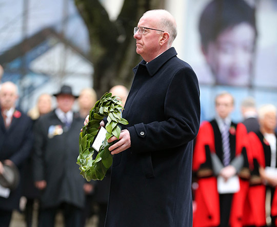 Minister Flanagan presents a wreath at the Cenotaph.