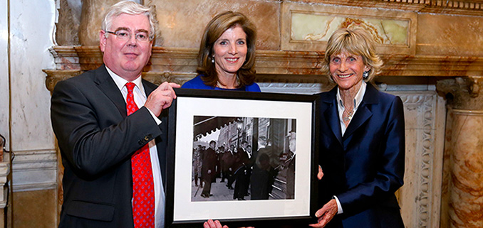 Tánaiste presents photo to Kennedy family 678