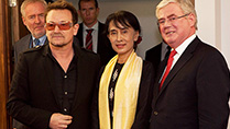 Visit of Aung San Suu kyi to Ireland. The Tanaiste and Minister for Foreign Affairs and Trade, Eamon Gilmore, TD and Bono greet Aung San Suu Kyi this afternoon at Dublin Airport.
