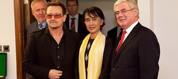 Visit of Aung San Suu kyi to Ireland. The Tanaiste and Minister for Foreign Affairs and Trade, Eamon Gilmore, TD and Bono greet Aung San Suu Kyi this afternoon at Dublin Airport.