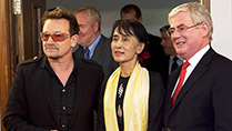 News 18/06/12
Visit of Aung San Suu kyi to Ireland. The Tanaiste and Minister for Foreign Affairs and Trade, Eamon Gilmore, TD greets Aung San Suu Kyi this afternoon at Dublin Airport, also pictured is U2 front man, Bono.
