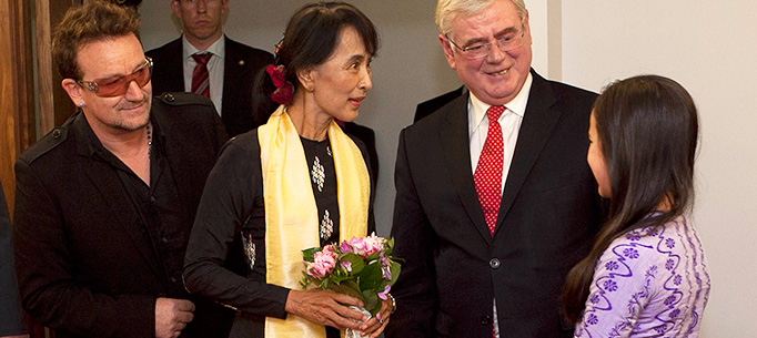 Visit of Aung San Suu kyi to Ireland. The Tanaiste and Minister for Foreign Affairs and Trade, Eamon Gilmore, TD greets Aung San Suu Kyi this afternoon at Dublin Airport.
Also pictured are Bono and Sophia Kelly, aged 12.