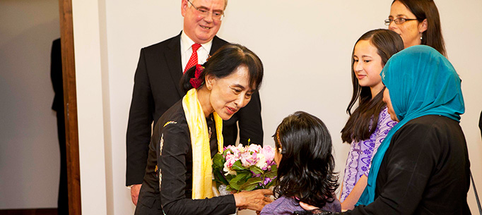 Visit of Aung San Suu kyi to Ireland. The Tanaiste and Minister for Foreign Affairs and Trade, Eamon Gilmore, TD greets Aung San Suu Kyi this afternoon at Dublin Airport.
