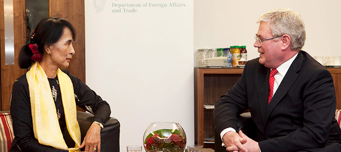 Visit of Aung San Suu kyi to Ireland. The Tanaiste and Minister for Foreign Affairs and Trade, Eamon Gilmore, TD greets Aung San Suu Kyi this afternoon at Dublin Airport.