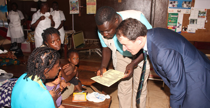 Minister Sherlock visits a UNICEF supported health clinic in Freetown, 3 October 2014