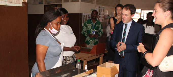 Minister Sherlock visits a UNICEF supported health clinic in Freetown, 3 October 2014