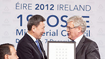 Tanaiste Eamon Gilmore makes a presentation to Bold Luvsanvandan, Foreign Affairs Minister and Head of the Delegation from Mongolia.
