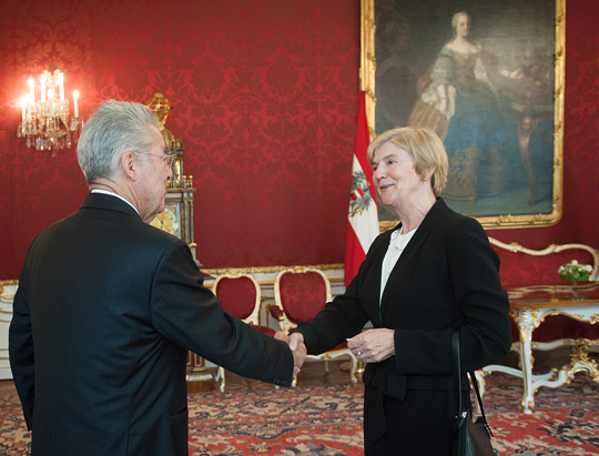 Ambassador Mary Whelan presents credentials to Federal President Heinz Fischer. 