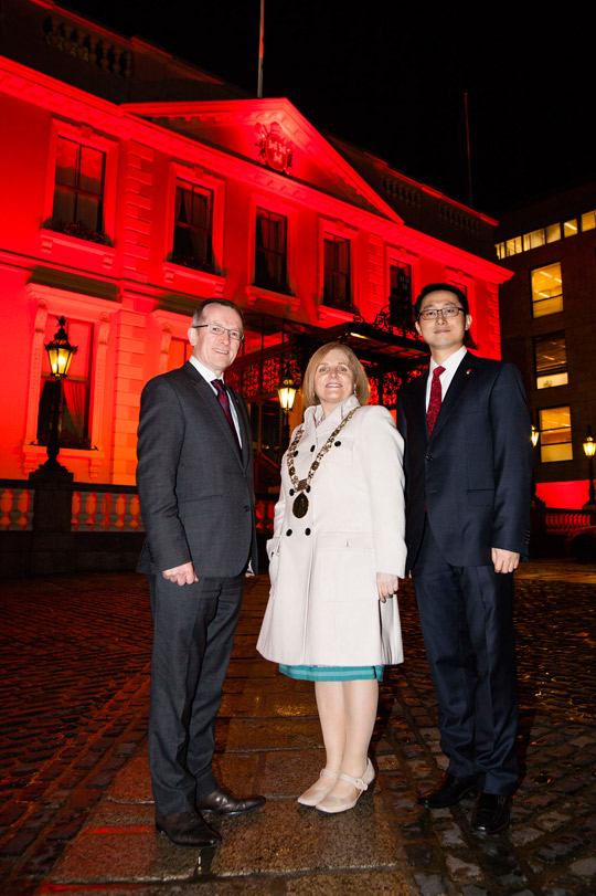 Niall Gibbons, CEO of Tourism Ireland; Lord Mayor of Dublin, Críona Ní Dhálaigh; and Pan Xiongwen, Embassy of the People’s Republic of China, at the Mansion House in Dublin which was illuminated in red to mark Chinese New Year