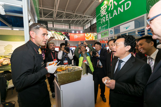 Ambassador Kavanagh met with Vice-Minister Qu from the Ministry of Agriculture At the Irish stand at the Chinese Seafood Exhibition in Qingdao on 4 November. 