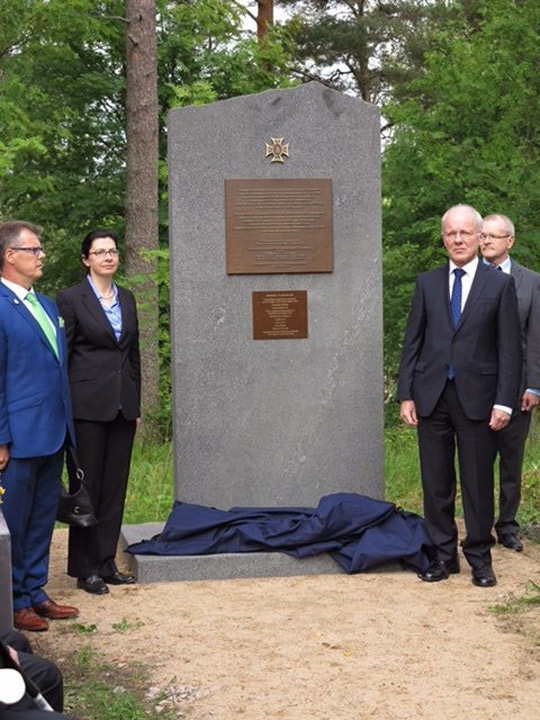 Ambassador Ó Floinn at the unveiling of the Winter War Memorial