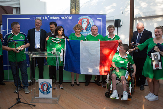 Jamie Monaghan of Co. Louth leads Republic of Ireland supports by presenting signed jersey to Mayor of Paris. Photo by Jean-Baptiste Gurliat.