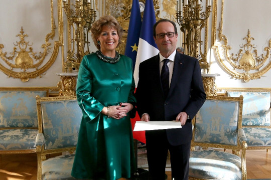 Ambassador Geraldine Byrne Nason presents her credentials to President Hollande.