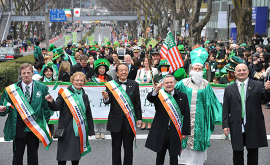 St. Patrick's Day Parade in Tokyo's trendy Omotesando district on March 15, from left, Howard Barr, Co-Chair Irish Network Japan, Irish Ambassador Anne Barrington, Grand Marshal and Fouder of Tokyo INN Co. Norimasa Nishida, Irish Minister for Public Expenditure and Reform Brendan Howlin, and Ambassador' husband, Ed Miliano. YOSHIAKI MIURA PHOTO