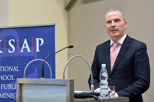 Ambassador Keown giving a lecture in the Polish National School of Public Administration (KSAP), January 26, 2016. Author: Picasa
