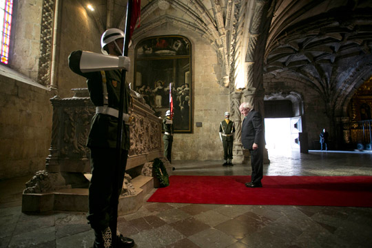 President Higgins lays a wreath at the tomb of Camões in the Mosteiro Jeronimos