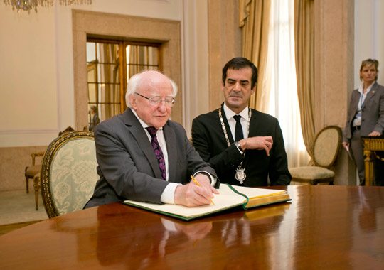 President Higgins signs the visitor’s book at the Câmara Municipal in Porto