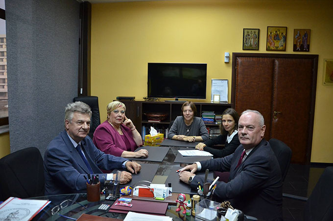 Ambassador Derek Feely signing a Memorandum of Understanding with PhD Professor Sorin Rugină