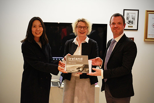 Ambassador O’Donoghue presents book donation to Kyunghee University