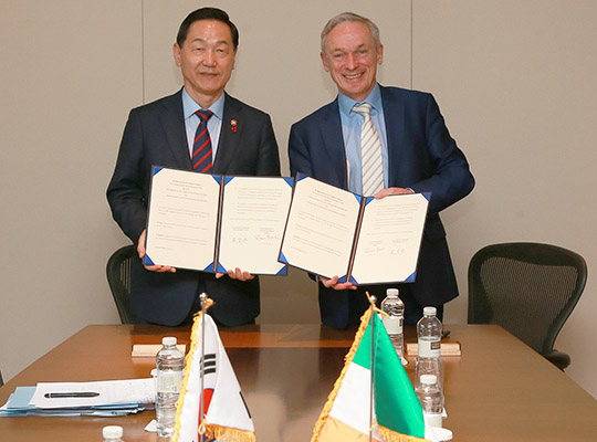 Ireland’s Minister for Education and Skills, Mr. Richard Bruton T.D. and Korean Deputy Prime Minister and Minister for Education H.E. Kim Sang-kon