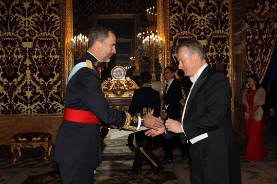 © Casa de S.M. el Rey  Ambassador Cooney greets King Felipe VI