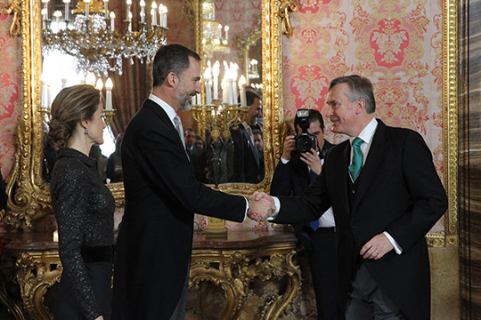 Ambassador Cooney greeting King Felipe VI and Queen Letizia at the New Years's Reception. ©Casa de S.M. el Rey