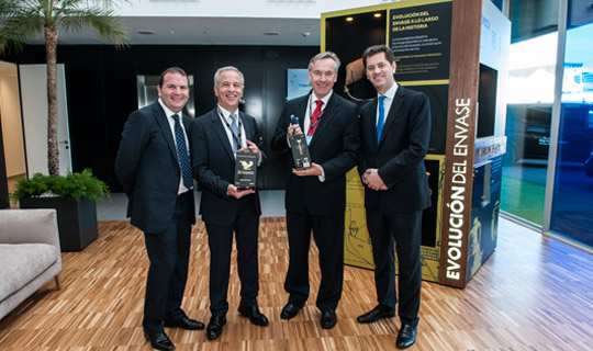 Tony Smurfit (Chief Operations officer SK) and Pascual Martinez (General Manager of the Ibi plant) present Ambassador with product made at Smurfit Kappa plant