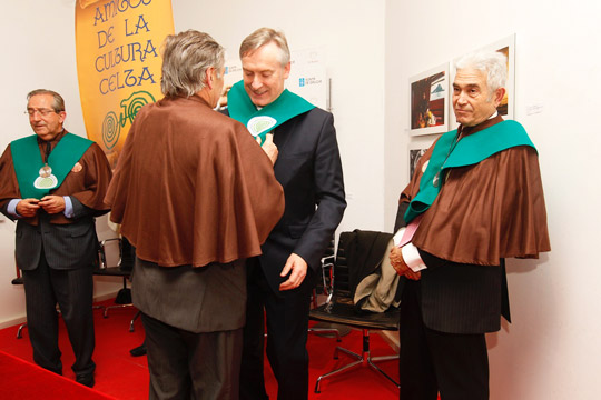 Ambassador Cooney receiving the “Amigo de la Cultura Celta” award