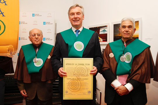 Ambassador Cooney with the “Amigo de la Cultura Celta” award