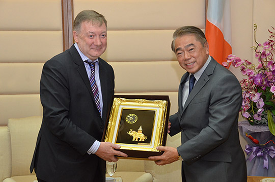 Ambassador Rogers signs Memorandum of Understanding with Thailand Education Minister