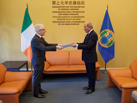 Ambassador Kelly presents his credentials to the Director-General. Photo credit: OPCW