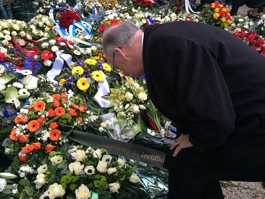 Ambassador Neary lays a wreath on behalf of Ireland at the 70th Commemoration of the Holocaust in Amsterdam.