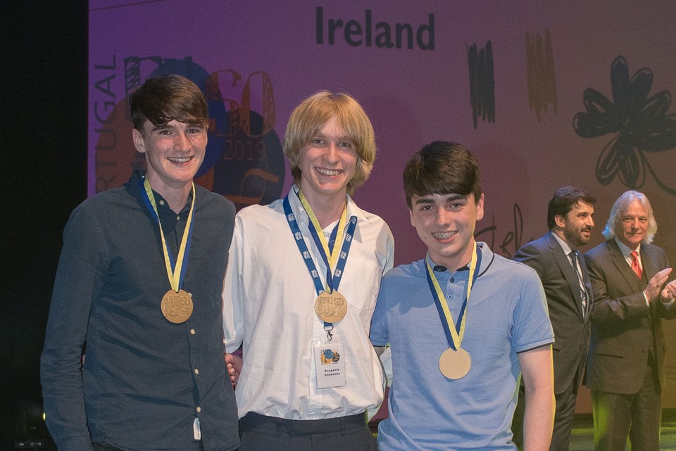 EUSO Gold Medal winners:
Team Ireland
Oscar Despard
OisínÓ Feinneadha
Tommy Connolly
Photo credits: Sérgio Claro| DGR
