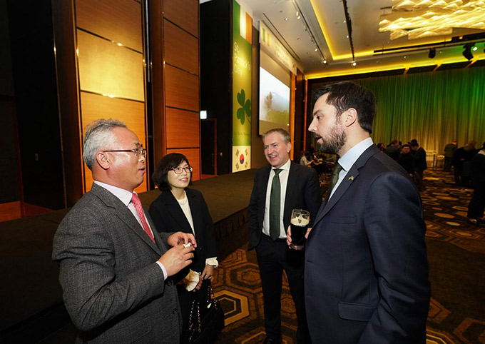 Minister Murphy speaking with guests at the annual St Patrick’s Day Reception in Seoul