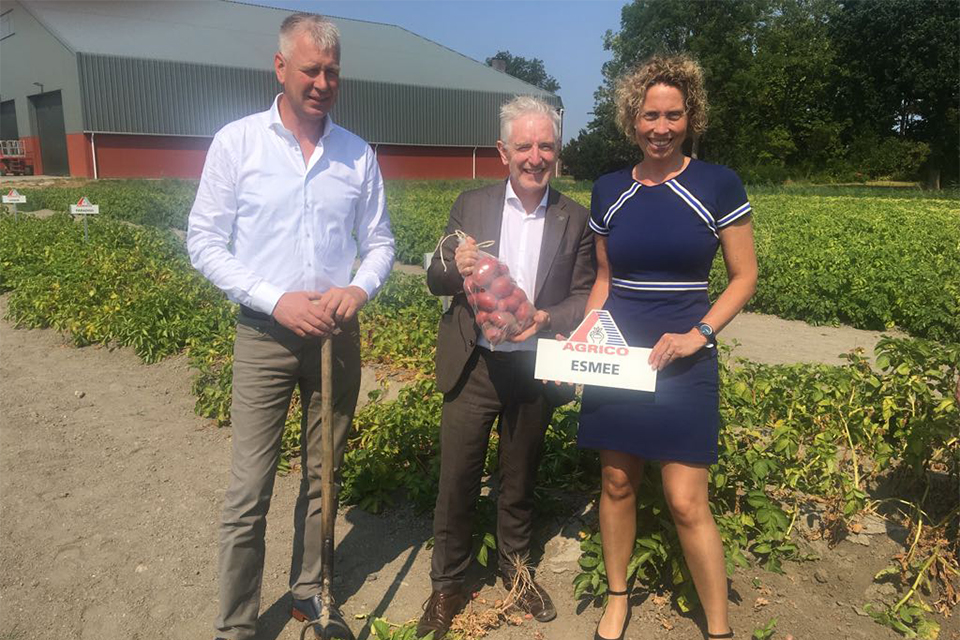 Ambassador Kelly Receiving Potatoes from MagGrow Users Maatschap Schuiling in St Annaparochie