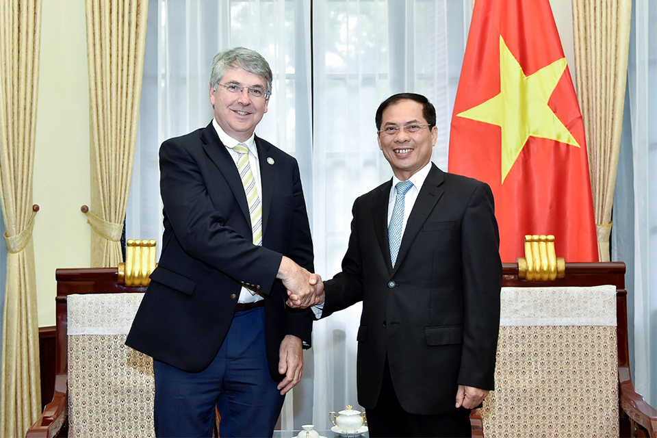 Mr Niall Burgess with Vice Minister for Foreign Affairs, Mr Bùi Thanh Sơn.