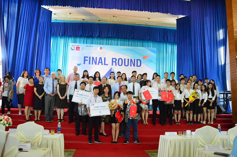 Tánaiste Simon Coveney and CIT’s President Barry O’Connor met with Vietnamese students from Danang University of Economics at CIT