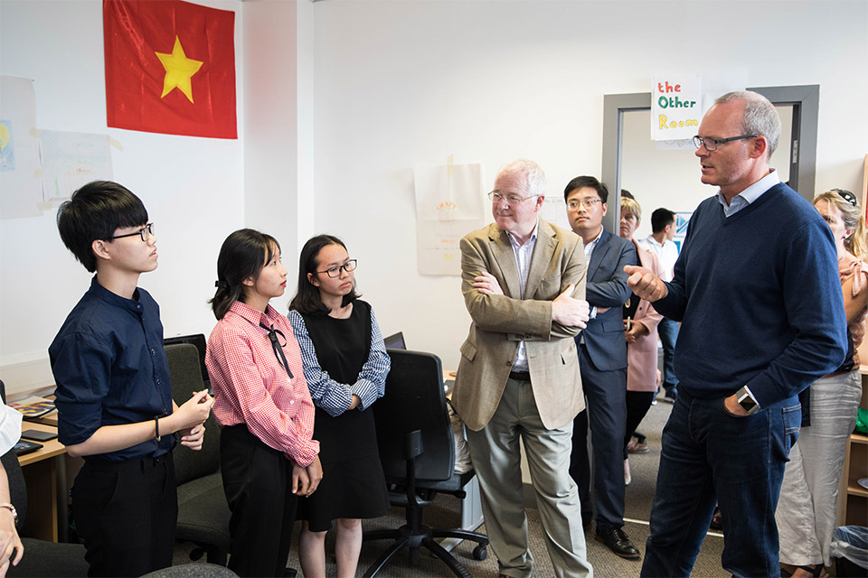 Tánaiste Simon Coveney met with Vietnamese students from Danang University of Economics